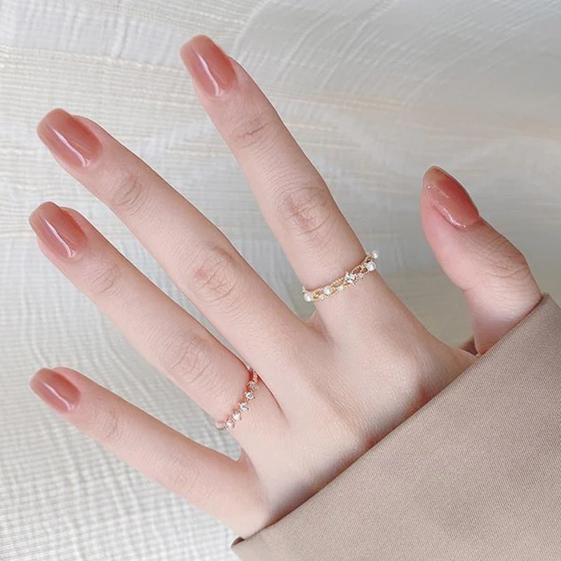 Elegantes, mit Kristallen verziertes Ring-Set