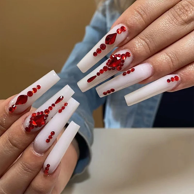 Dekorativer Strass-besetzter Press-On-Nagelset