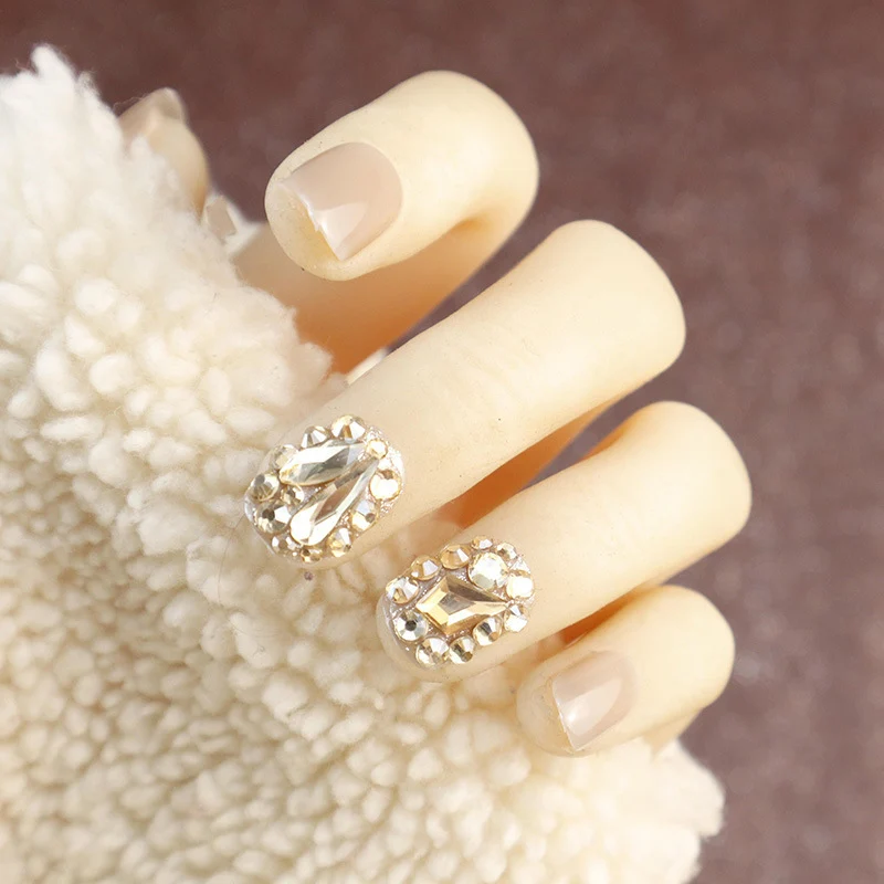 Dekorativer Strass Press-On Nail Kit