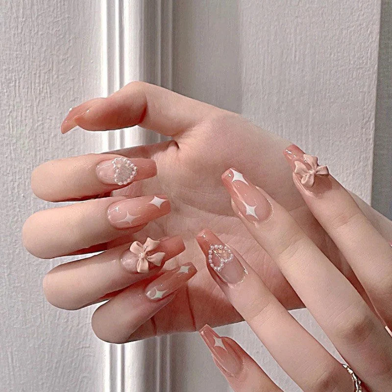 Dekorativer Press-On-Nagelset mit Strass- und Schleifenakzenten