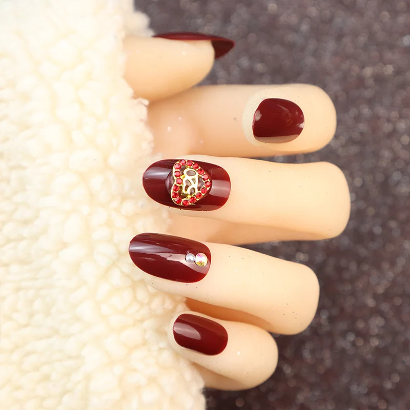 Dekoratives Press-On Nagelset mit Strass-Akzenten