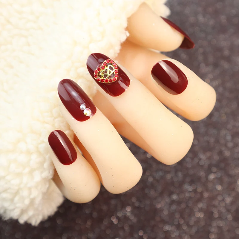 Dekoratives Press-On Nagelset mit Strass-Akzenten