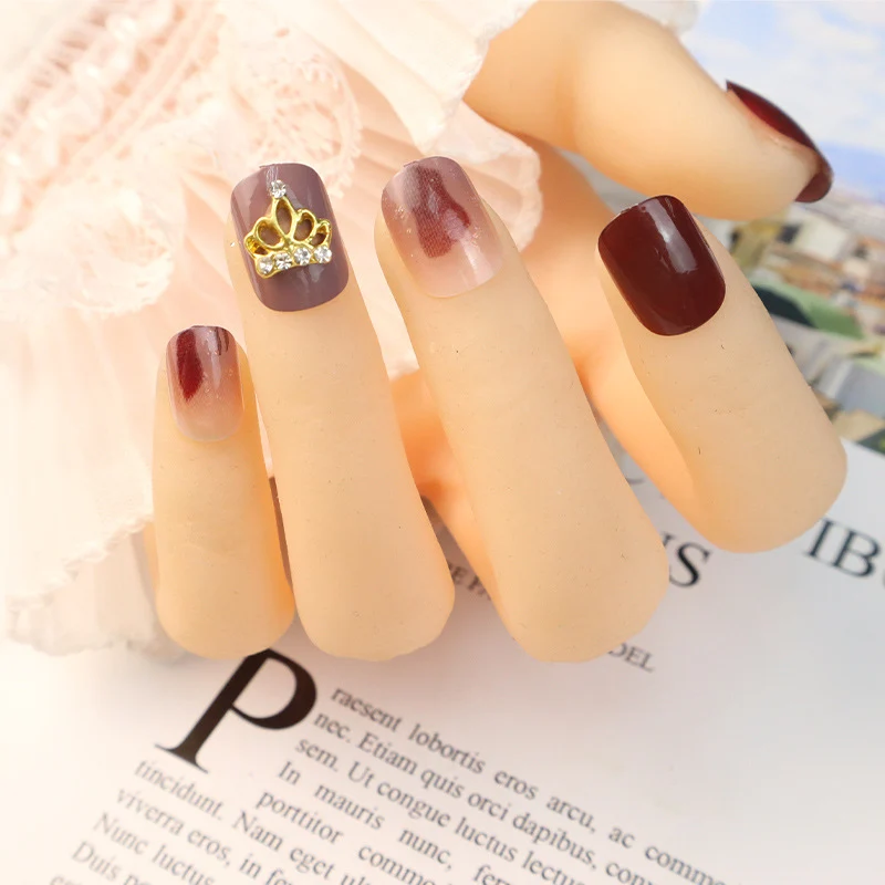 Dekoratives Press-On-Nagelset mit eleganten Kronenakzenten