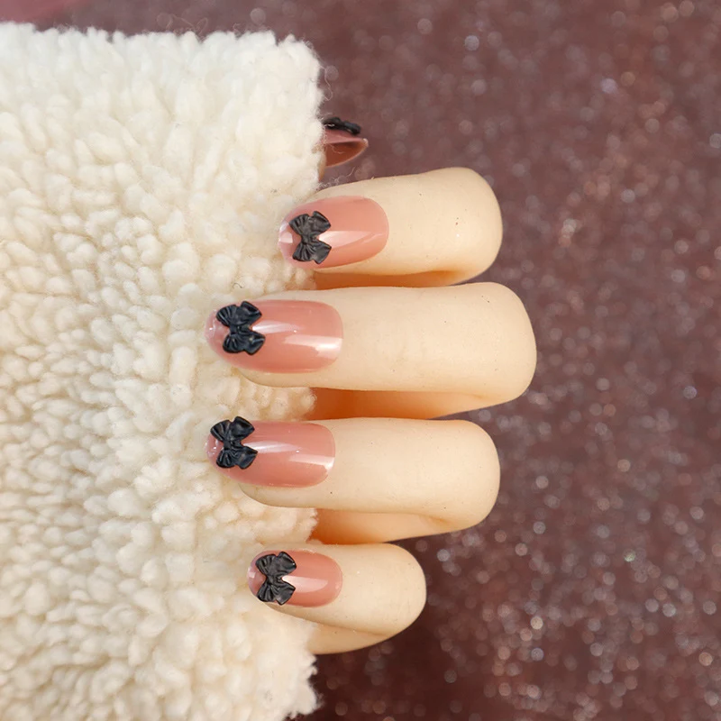 Dekorative Press-On Nagelset mit Schleifenakzenten