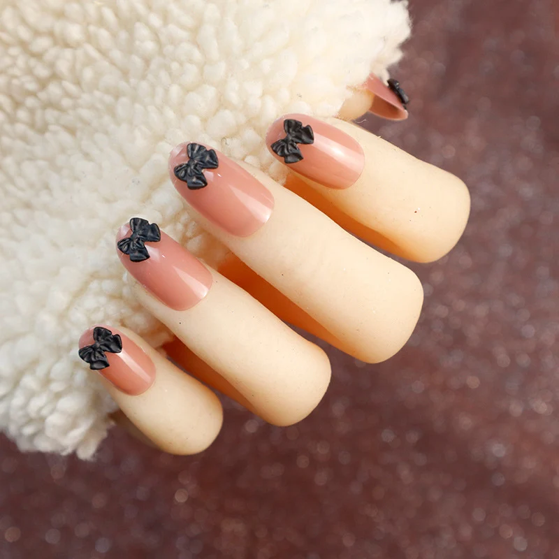 Dekorative Press-On Nagelset mit Schleifenakzenten