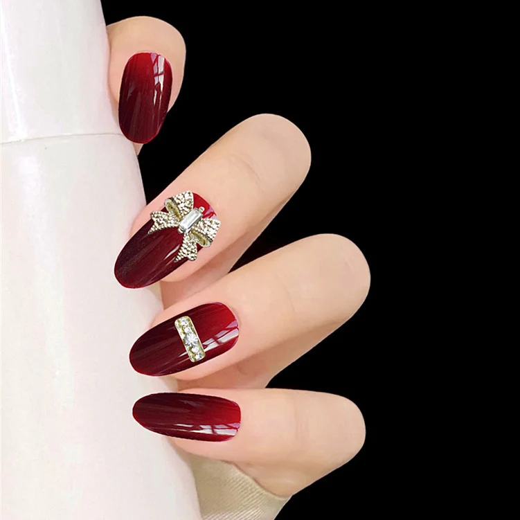 Dekoratives Press-On-Nagelkunst-Set mit Strassakzenten