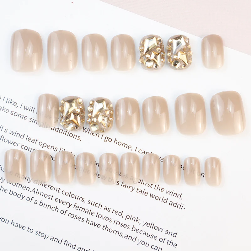 Dekoratives Press-On Nagelkunst Set mit Edelsteinakzenten