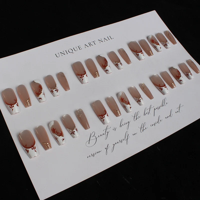 Künstlerisches Press-On Nagelset mit einzigartigem floralen Design
