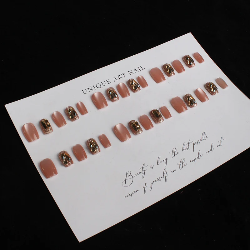 Künstlerisches Press-On-Nagelset mit einzigartigem Kunstdesign