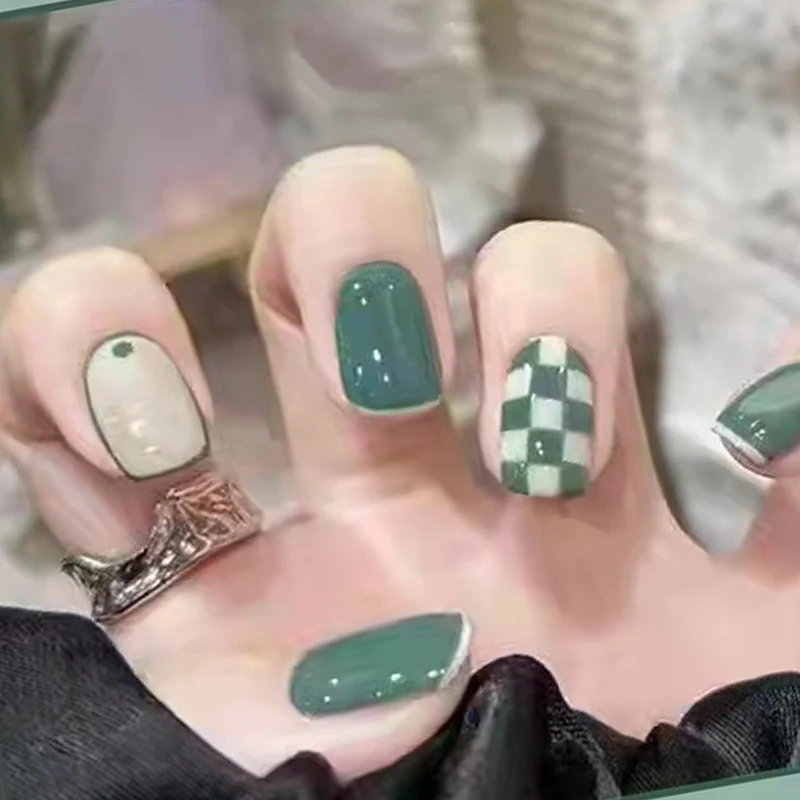 Künstlerisches Press-On Nagelset mit kariertem und einfarbigem Design
