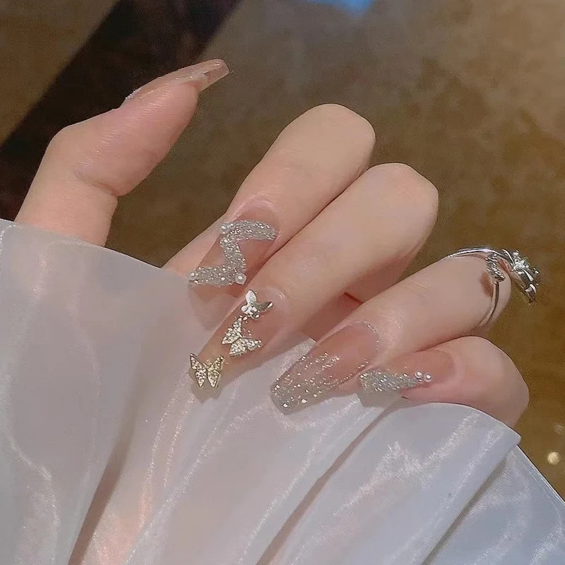 Künstlerisches Press-On-Nageldesign-Set mit Schmetterlingsakzenten