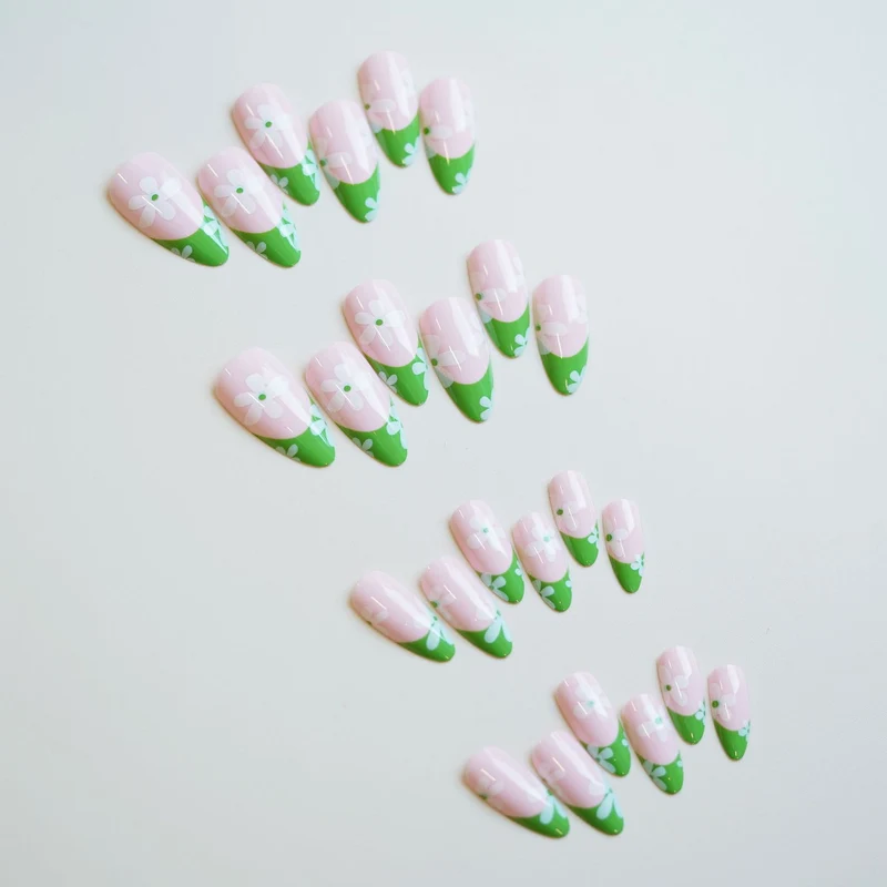 Künstlerische Press-On Nagelkunst mit floralen Designs