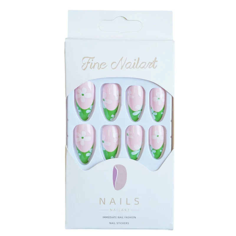 Künstlerische Press-On Nagelkunst mit floralen Designs