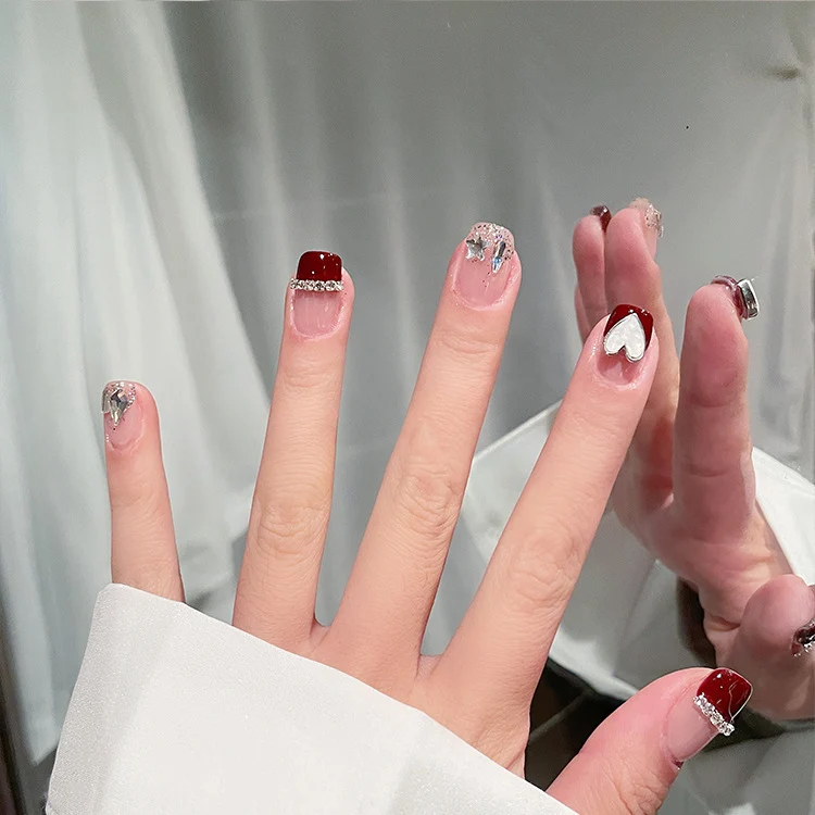 Künstlerisches Press-On Nagelkunst Set mit Herz- und Sterndesigns
