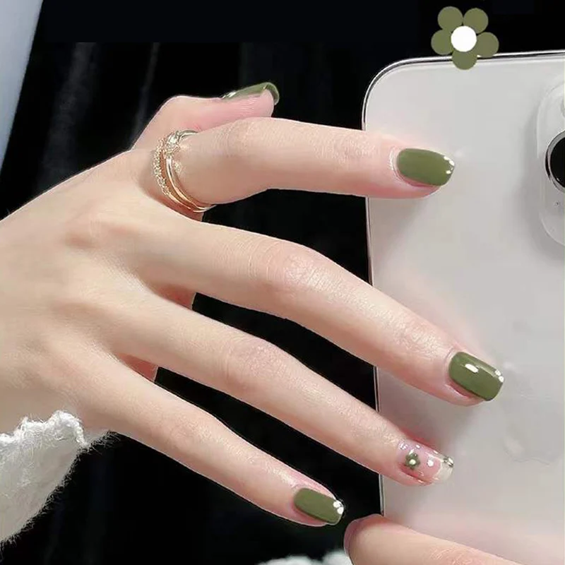 Künstlerisches Nagelkunst-Set mit floralen Akzenten