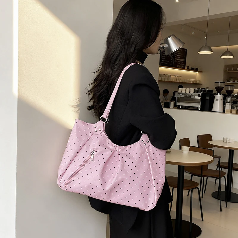 Stilvolle gepunktete Sling Bag