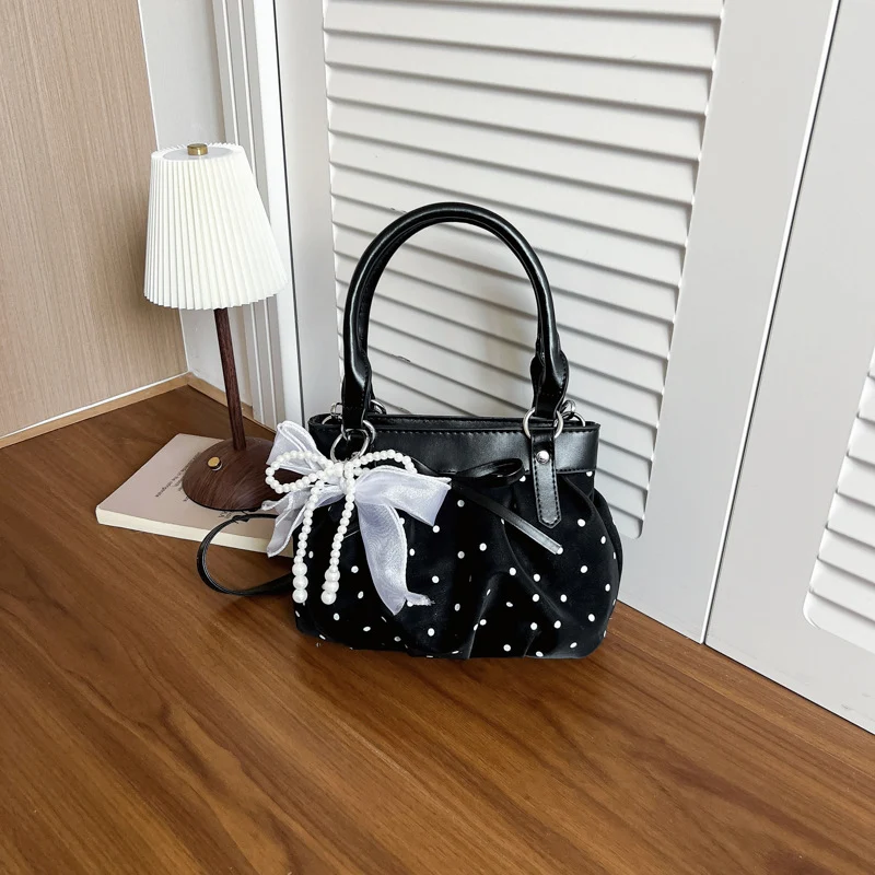 Stylische Pünktchen-Handtasche
