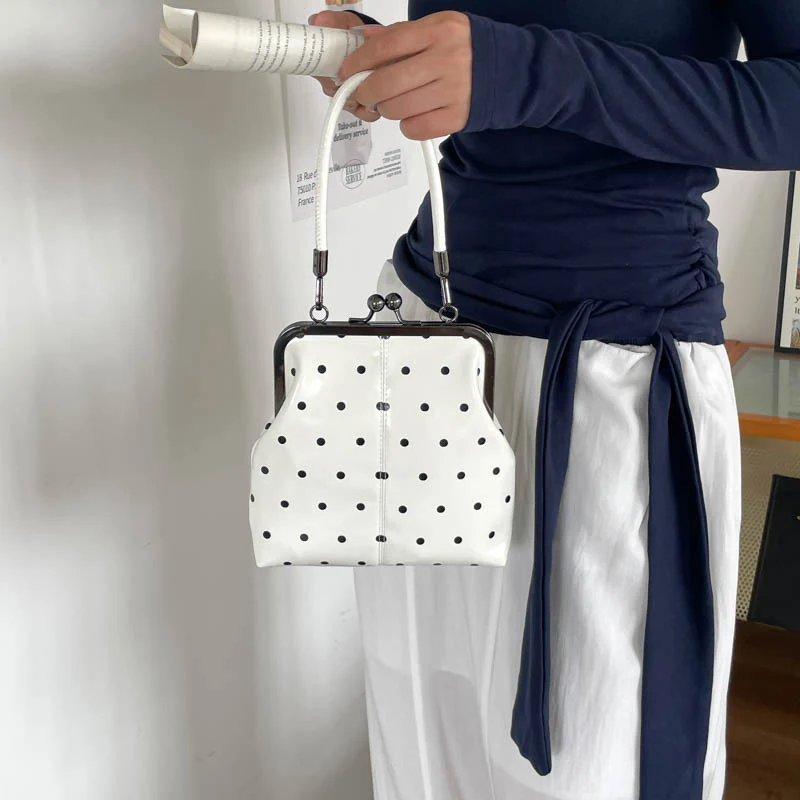 Stylische Pünktchen-Handtasche