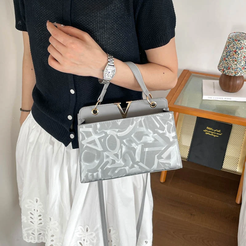 Glänzende strukturierte Handtasche