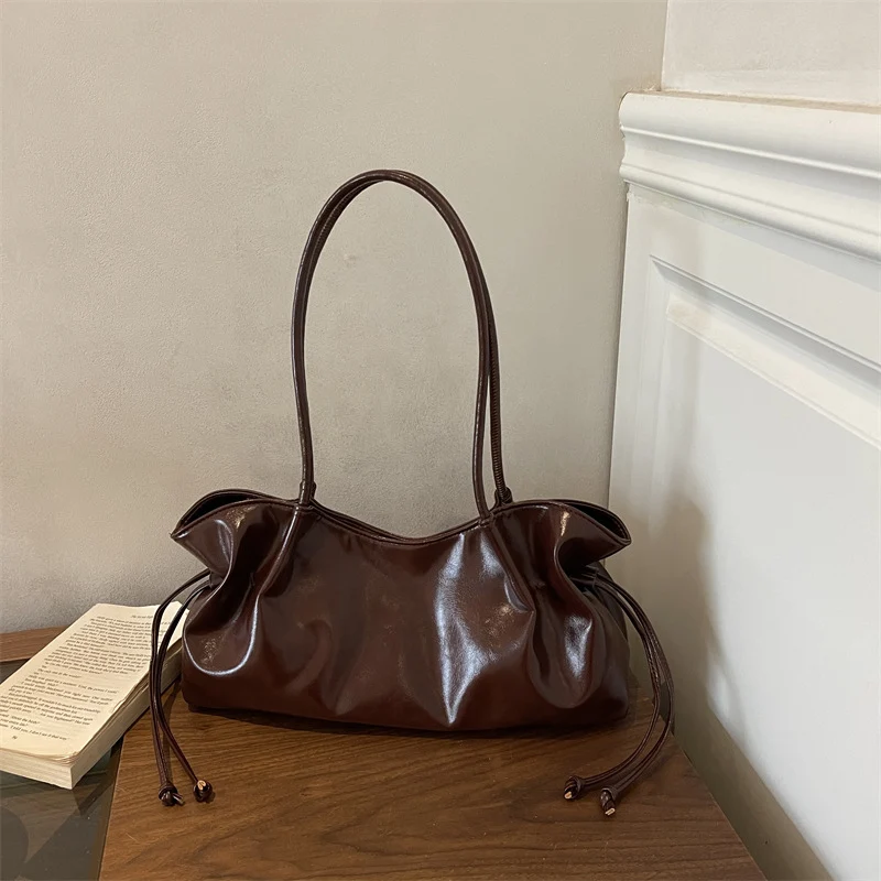 Glänzende Kunstleder-Handtasche