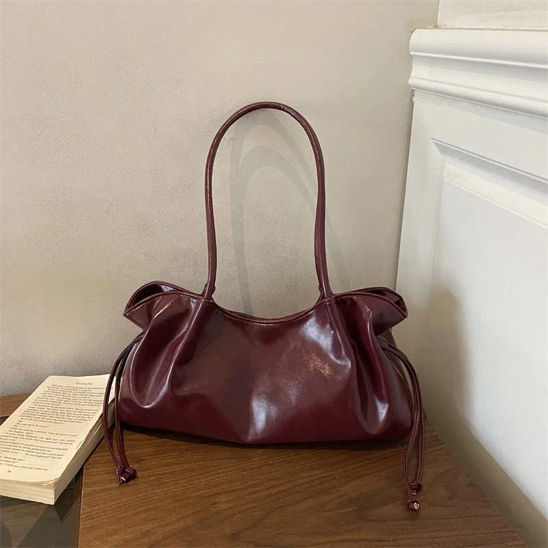 Glänzende Kunstleder-Handtasche