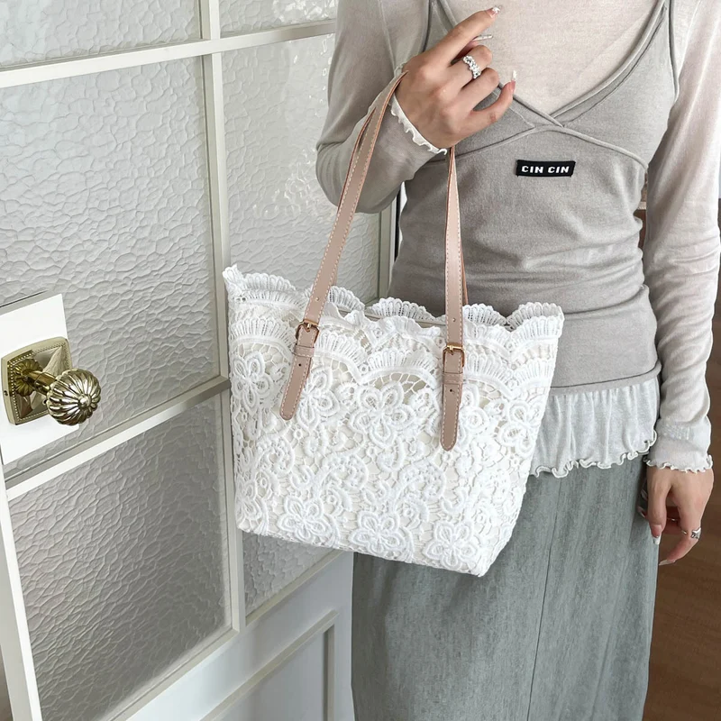 Elegante Tasche mit Spitzen-Detail