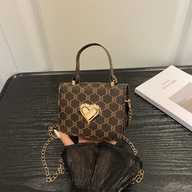 Elegante herzverzierte Handtasche