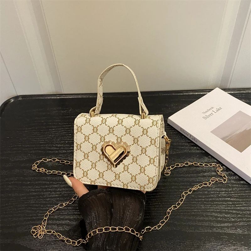 Elegante herzverzierte Handtasche