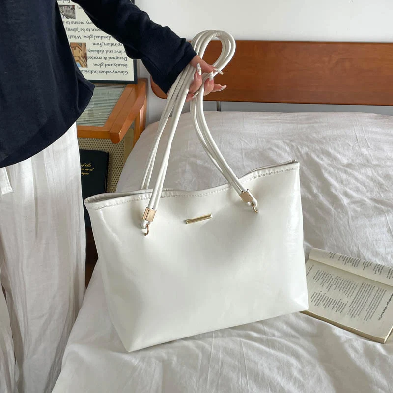 Elegante glänzende Handtasche