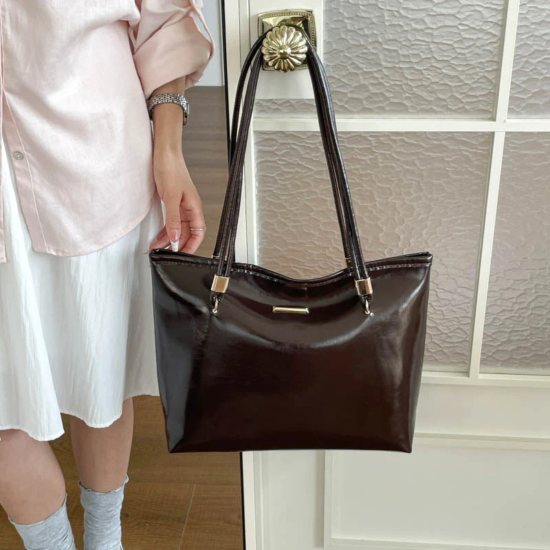 Elegante glänzende Handtasche