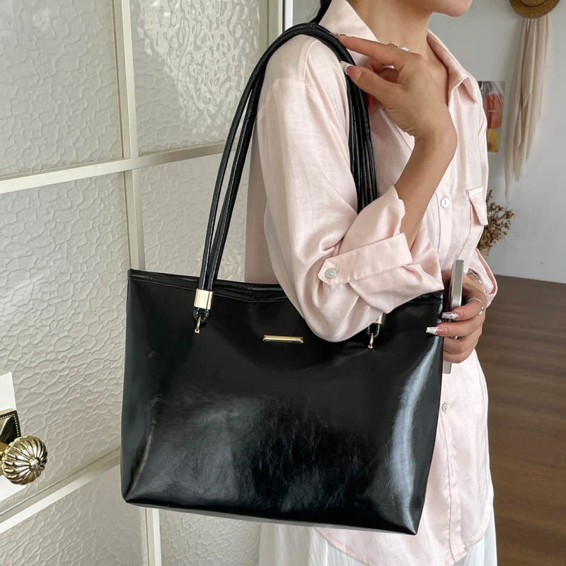Elegante glänzende Handtasche