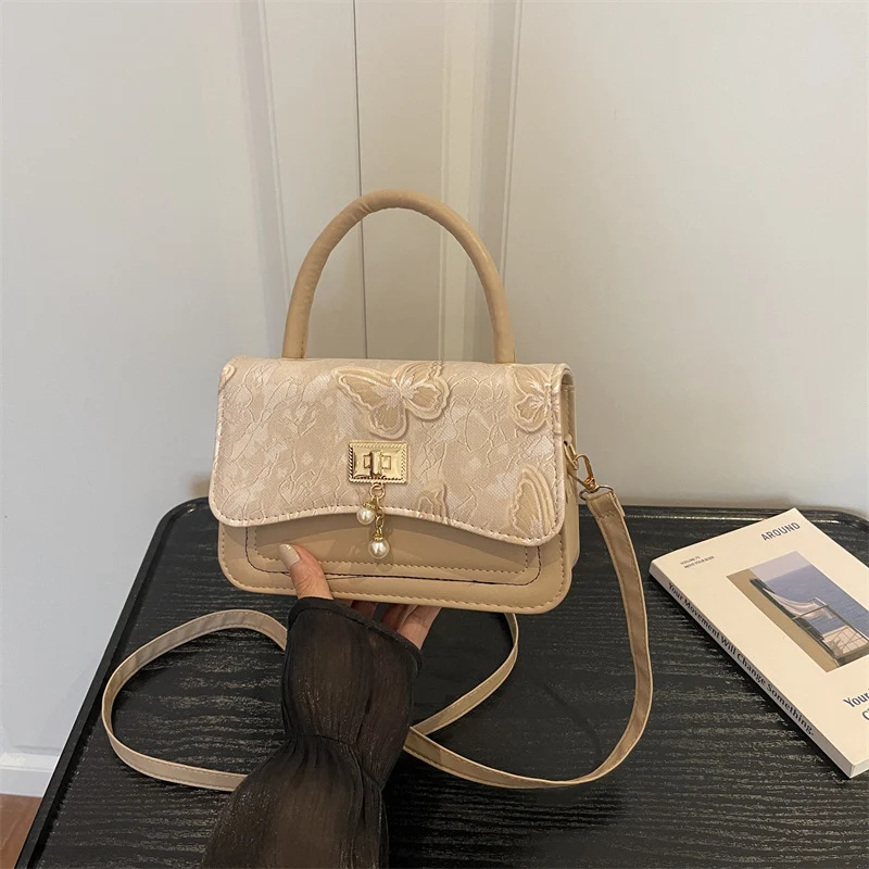 Elegante blumengemusterte Abendhandtasche