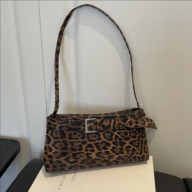 Chic strukturierte Leoprint-Handtasche