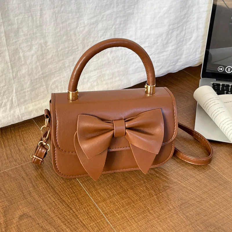 Schultertasche mit Schleifenakzent