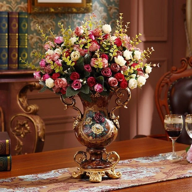 Verschnörkelte Blumenarrangement Vase