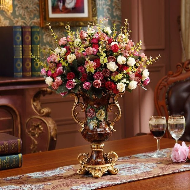 Verschnörkelte Blumenarrangement Vase