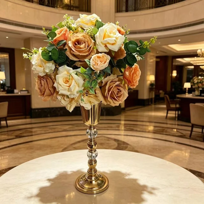 Luxuriöse Blumenanordnung mit dekorativem Ständer