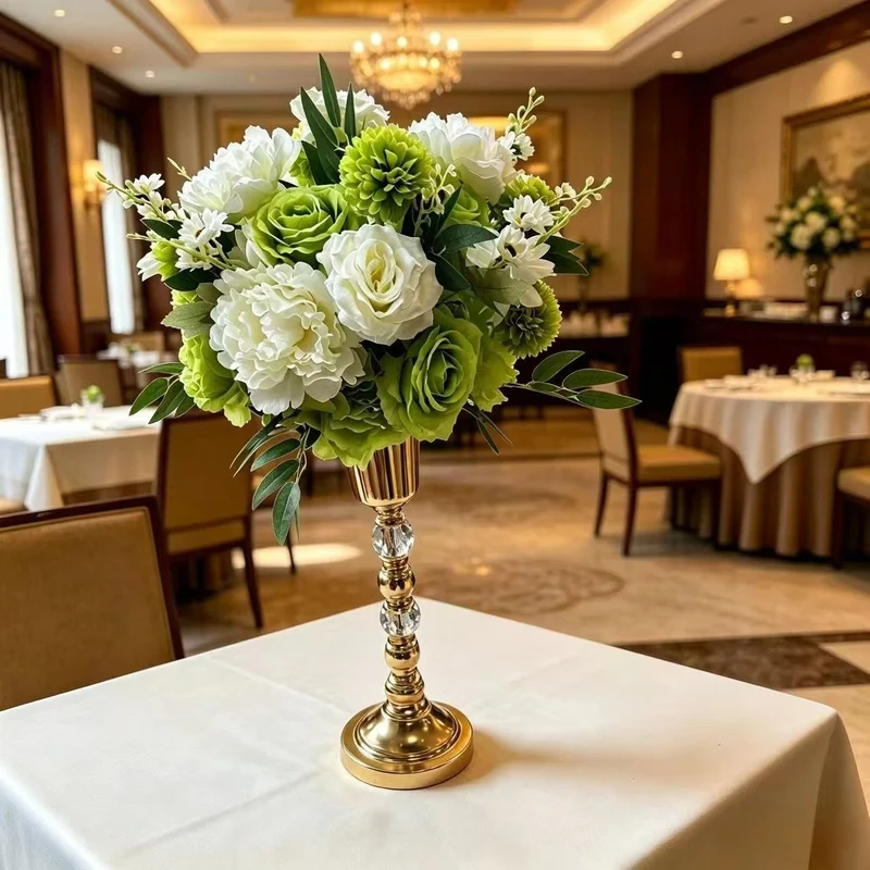 Luxuriöse Blumenanordnung mit dekorativem Ständer
