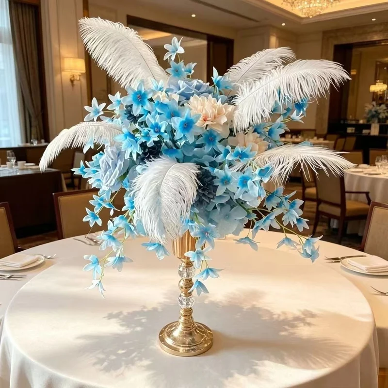 Luxuriöse Blumenanordnung mit dekorativem Ständer