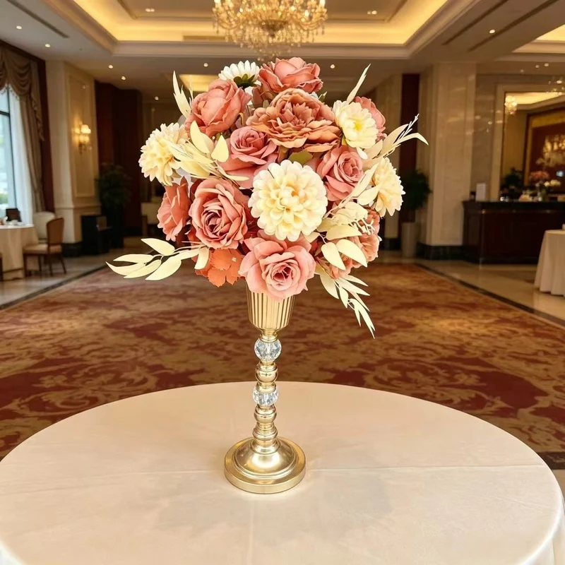 Luxuriöse Blumenanordnung mit dekorativem Ständer
