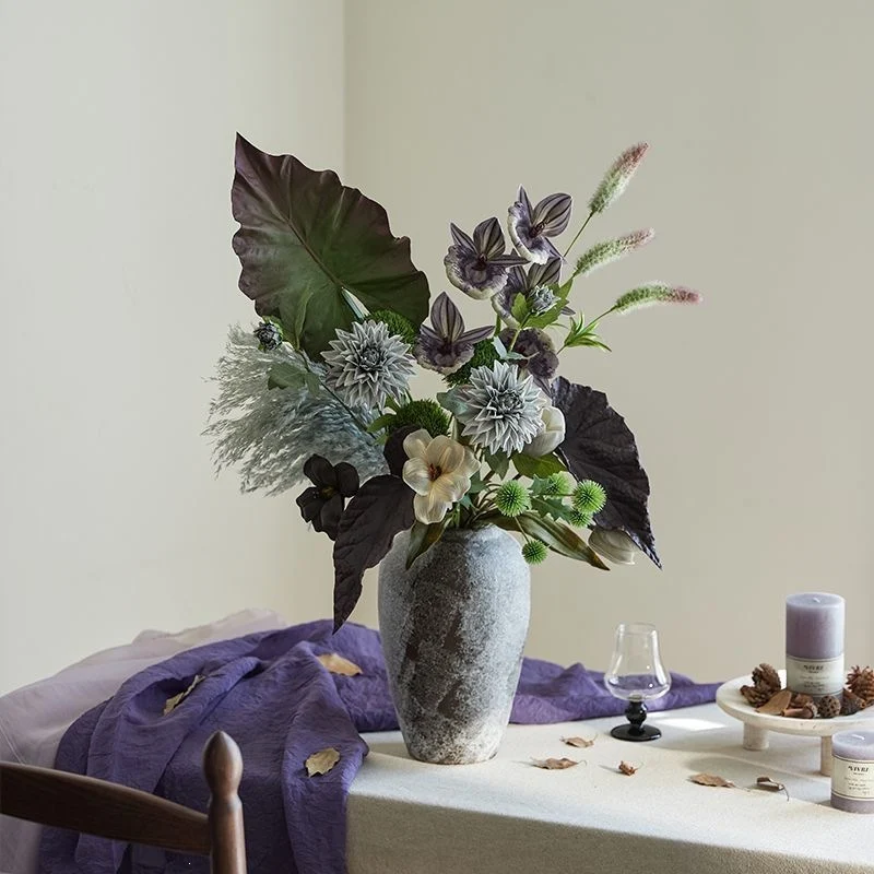 Lebensechte gemischte Blumenarrangement