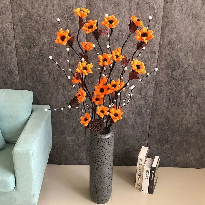 Lebensechte dekorative Blumenarrangement
