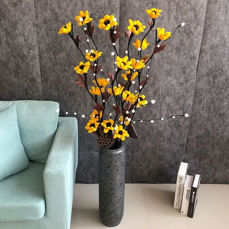 Lebensechte dekorative Blumenarrangement