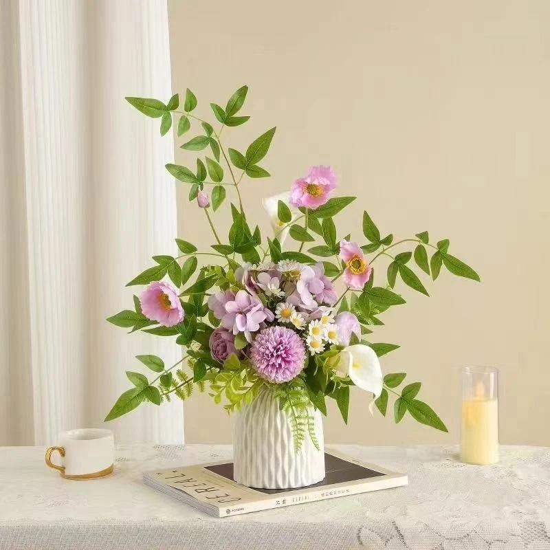 Elegante Blumenarrangement in strukturiertem Vase