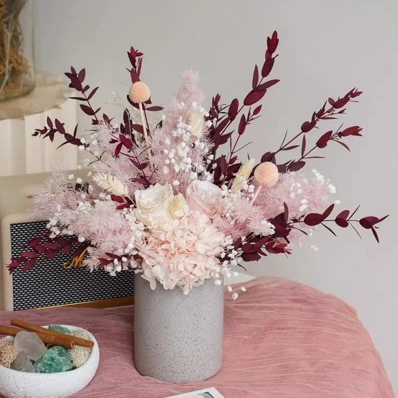 Eleganter getrockneter Blumenstrauß