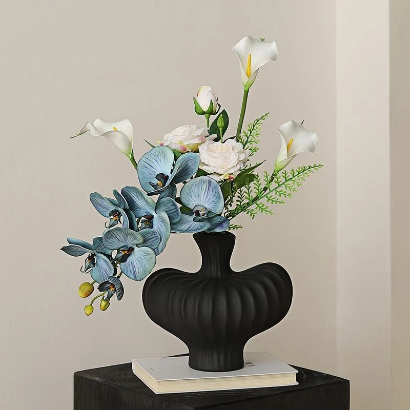 Eleganter künstlicher Blumenstrauß