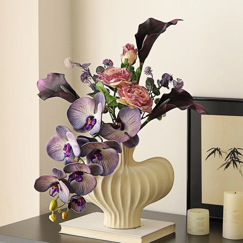 Eleganter künstlicher Blumenstrauß