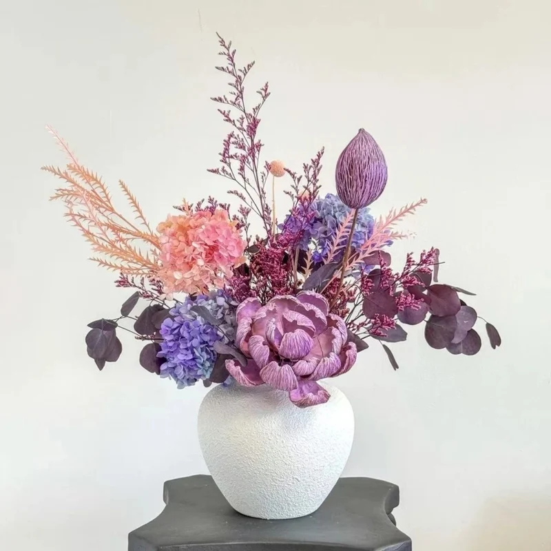 Dekorative getrocknete Blumenarrangement Tischdekoration