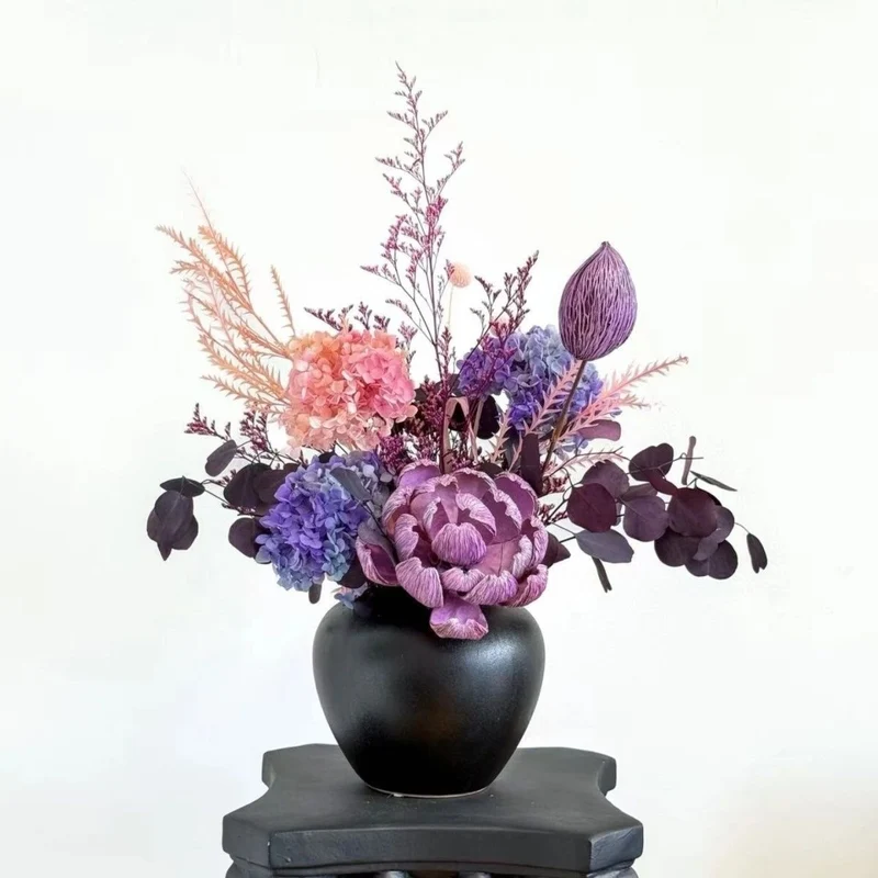 Dekorative getrocknete Blumenarrangement Tischdekoration