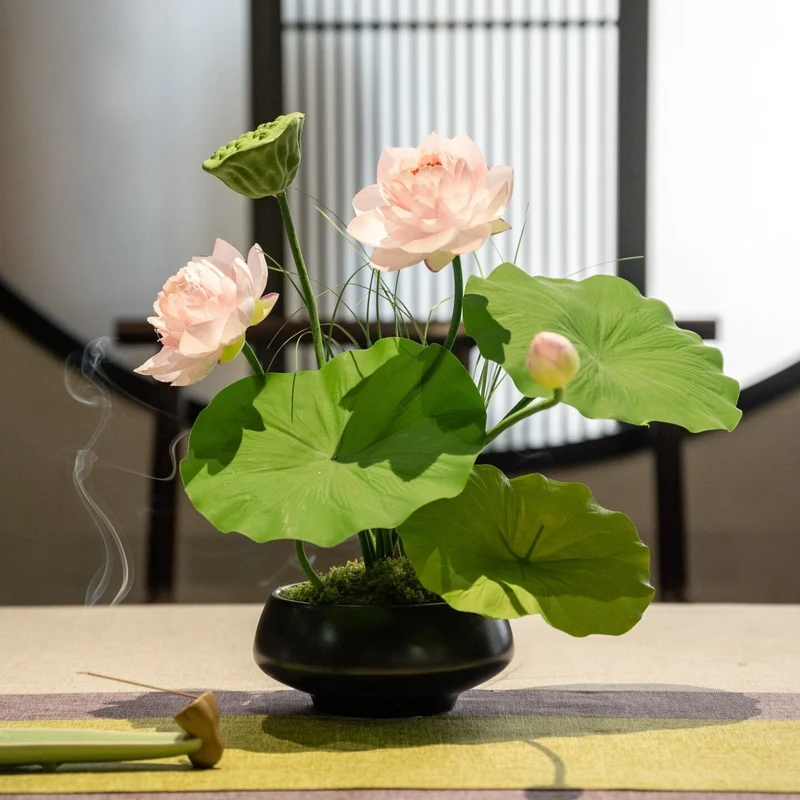 Künstlerische Lotusblumenarrangement